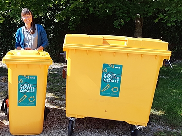 Nicola Holtmann mit Wertstofftonne