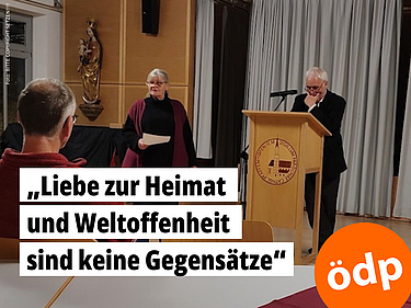 Foto von der Veranstaltung: Judith Neumair begrüßt den Referenten Reinhard Haiplik