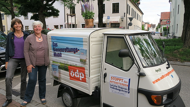 Sympathischer Hingucker: Das "Bienenrettungsmobil" APE begleitet das Volksbegehren auch im Oberland.