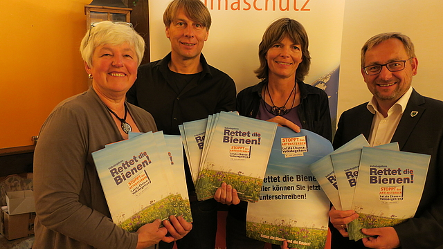 Werben für das Artenschutz-Volksbegehren (v.l.): Agnes Edenhofer, Thomas Prudlo, Dr. Maiken Winter und Rolf Beuting.