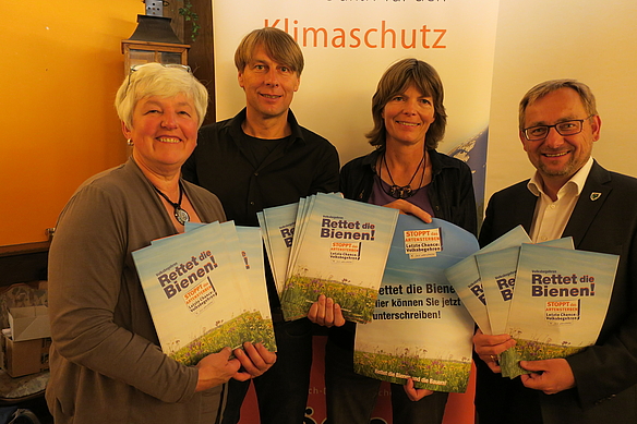 Werben für das Artenschutz-Volksbegehren (v.l.): Agnes Edenhofer, Thomas Prudlo, Dr. Maiken Winter und Rolf Beuting.