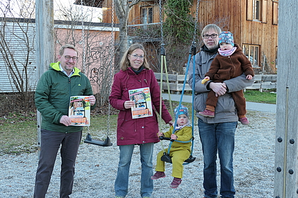 Familien stärken, Krippen entlasten: ÖDP-Kreisvorsitzender Rolf Beuting sowie Angela und Daniel Dein mit ihren 2-jährigen Töchtern werben für die ÖDP-Petition.