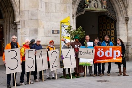 Aktion vor dem Münchner Rathaus zum Bürgerbegehren Grünflächen