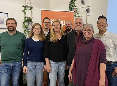 Acht der zehn Kandidaten und Kandidatinnen auf den ersten Plätzen stehen zu einem Gruppenbild zusammen